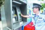 ①活动现场，警察演示不法分子如何将侧录器安装在ATM柜员机上。 - 新浪广东