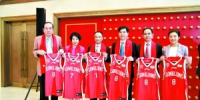 一众嘉宾领导出席广州龙狮俱乐部挂牌新三板仪式。 - 体育局