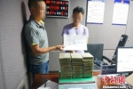 图为抓获的犯罪嫌疑人和缴获的毒品。　云南省公安厅　摄 - 新浪广东