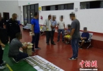 图为抓获的犯罪嫌疑人和缴获的毒品。　云南省公安厅 摄 - 新浪广东