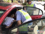男子高速开车长达十小时晕倒车上 交警破窗救人 - 新浪广东