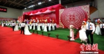 新人步入集体婚典红毯。　杨伏山 摄 - 新浪广东