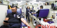 枪击事件发生后，很多市民响应政府号召到当地血站献血以救助伤者 - News.Ycwb.Com