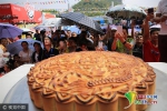 广西柳州一饼家制作60斤重"螺蛳粉月饼" 民众争相品尝 - News.Ycwb.Com