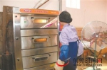 麻涌供销社的阿姨正在制作月饼 通讯员供图 - 新浪广东