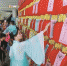 万江华南mall在中秋节当天举办了两场猜灯谜赢奖品的活动，吸引了上千人次的市民热情参与 记者 郑志波 摄 - 新浪广东