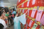 万江华南mall在中秋节当天举办了两场猜灯谜赢奖品的活动，吸引了上千人次的市民热情参与 记者 郑志波 摄 - 新浪广东