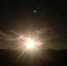 资料图：10月4日晚，一团持续不到5秒后迅速消失的神秘火光照亮了大理夜空， 这一幕被当地正试图赏月的网友拍了下来。 - 新浪广东