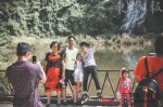 一家人结伴出游享受美好时光 记者 郑志波 实习生 余伯扬 摄 - 新浪广东