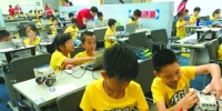 孩子们正在通过电脑编程设计程序，搭建机器人。/佛山日报记者潘宇莹摄 - 新浪广东