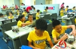孩子们正在通过电脑编程设计程序，搭建机器人。/佛山日报记者潘宇莹摄 - 新浪广东