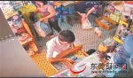 监控视频拍摄的两位女士偷狗的过程 视频截图 - 新浪广东