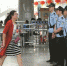 国庆黄金周期间，公安民警在东莞汽车总站值守巡逻，保一方平安 记者 郑志波 摄 - 新浪广东