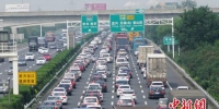 资料图：路上车流量猛增。　孙权 摄 - 新浪广东