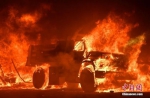 整辆车被大火吞噬 。图片来源：视觉中国 - News.Ycwb.Com