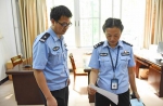 专管大队的副大队长何淑玲（右）向所医院院长刘祺了解艾滋病学员的病情。 - 新浪广东