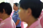 长期与艾滋病戒毒人员零距离，专管大队的大队长杨晓蕾在监管艾滋病戒毒人员学手语操。 - 新浪广东