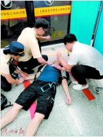 男子地铁突然休克 地铁员工来抢救 - 广东大洋网
