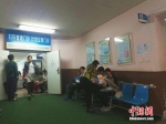 北京大学第一医院妇儿门诊内，准妈妈在进行检查。  中新网记者 张尼 摄 - 新浪广东