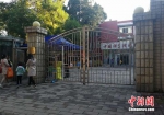 资料图：北京市某幼儿园外家长送孩子入园   中新网记者 张尼 摄 - 新浪广东