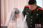 跨越2000公里的婚礼：我跑到兵营嫁你 - News.Ycwb.Com