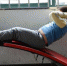 资料图：一名小胖墩儿们正在减肥训练课上练仰卧起坐。中新社发 李晨韵 摄 - 新浪广东