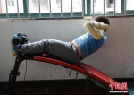 资料图：一名小胖墩儿们正在减肥训练课上练仰卧起坐。中新社发 李晨韵 摄 - 新浪广东