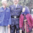 云南警官学院新生与爷奶合影，两老人被抓拍“最感人的凝视” - News.Timedg.Com