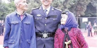 云南警官学院新生与爷奶合影，两老人被抓拍“最感人的凝视” - News.Timedg.Com