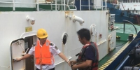 海事人员转移船员　何成华　摄 - 新浪广东