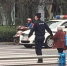 22岁警察牵80岁老婆婆过街 上万人赞“最暖牵手” - News.Timedg.Com