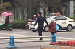 22岁警察牵80岁老婆婆过街 上万人赞“最暖牵手” - News.Timedg.Com