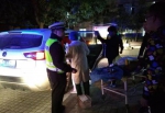 10月21日晚，民警将半路产女的梁女士送到医院。万州区公安局 供图 - 新浪广东