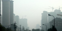 10月26日，陕西省遭遇大雾天气，咸阳、榆林、延安等多地市发布大雾黄色、橙色预警信号，能见度小于200米至500米，并将持续。图为西安城区一片“朦胧”。 张远 摄 - 新浪广东