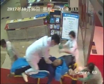 25岁年轻医生跪在担架车上急救 为患者赢回生的希望 - 广东大洋网