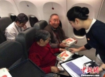 重阳节来临之际，九元航空为乘机老年旅客提供贴心服务　黄雁　摄 - 新浪广东