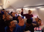 重阳节来临之际，九元航空为乘机老年旅客提供贴心服务 黄雁 摄 - 新浪广东