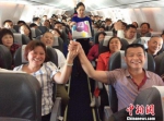 重阳节来临之际，九元航空为乘机老年旅客提供贴心服务 黄雁 摄 - 新浪广东