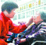 养老院护工与老人谈心。广州日报全媒体记者何波 摄 - 新浪广东