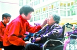 养老院护工与老人谈心。广州日报全媒体记者何波 摄 - 新浪广东