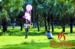 昨日下午，天气晴朗，南海桂城千灯湖公园内，两名女孩在阳光下拍照。/佛山日报记者王伟楠摄 - 新浪广东