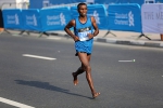 还有这种操作！嵩山马拉松，非洲兄弟穿着凉鞋就夺冠了 - News.Timedg.Com