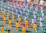 航拍太极功夫扇“舞动”广州校园 - News.Ycwb.Com