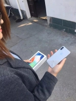 全球第一摔！妹子刚拿到iPhone X，pia叽一声摔了…回应扎心了 - News.Timedg.Com