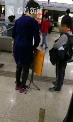 地铁上一男孩自带桌板写作业引热议 网友表示无奈又同情 - News.Timedg.Com