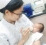 儿科的护士正在细心地给女婴喂牛奶。 - 新浪广东
