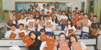 今年6月，东莞中学的毕业生手持纪念册庆祝高考结束 资料图（记者 陈栋 摄） - 新浪广东