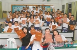 今年6月，东莞中学的毕业生手持纪念册庆祝高考结束 资料图（记者 陈栋 摄） - 新浪广东