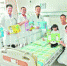 出院前，菲菲为医护人员送上5幅图画。 - 新浪广东