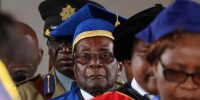 图为11月17日，穆加贝在津巴布韦首都哈拉雷出席一场毕业典礼仪式。 - News.Ycwb.Com